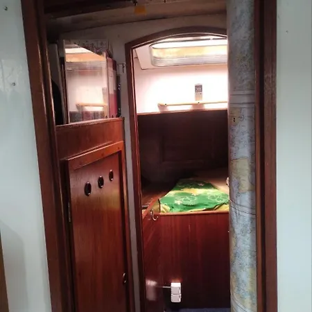 Botel Sailing Yachts - No Shower *